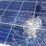 太阳能电池板与破碎的玻璃和损坏的太阳能电池